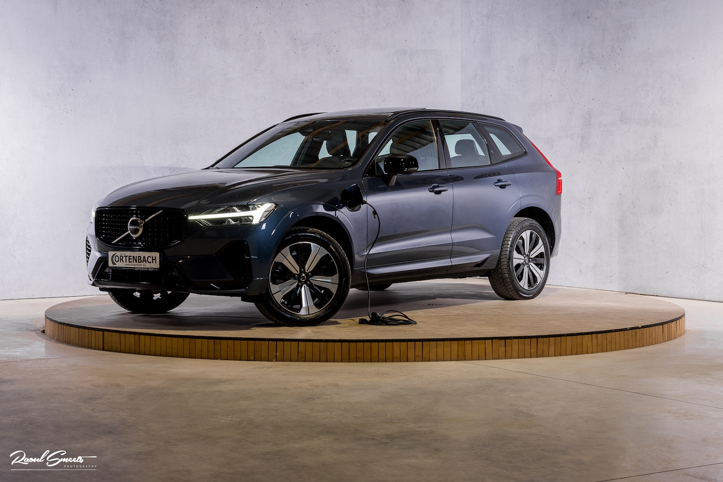 Volvo XC60 - 2.0 T6 Plug-in hybrid AWD Plus Dark | Panorama dak | Adaptieve cruise | Blis | Memory | Ha - AutoWereld.nl