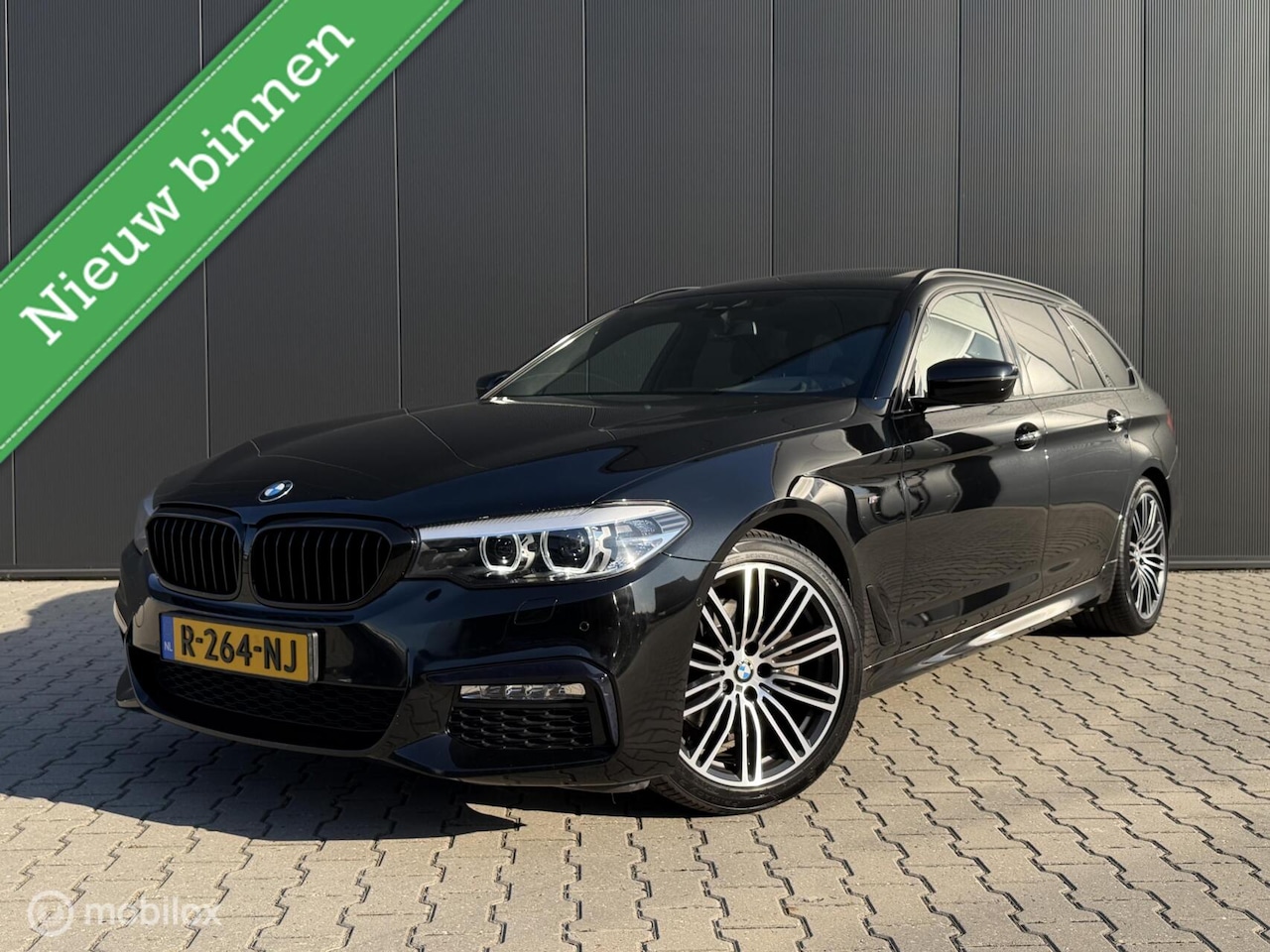 BMW 5-serie Touring - 520i Touring/M-pakket/Pano/Trekhaak/Headup/ambient/19inch - AutoWereld.nl