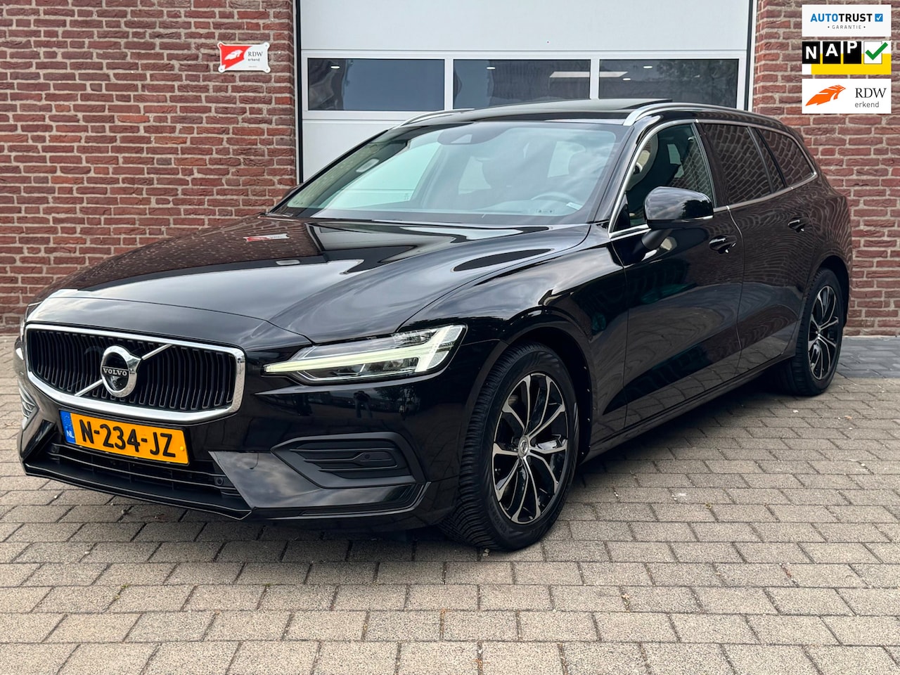 Volvo V60 - 2.0 B3 Momentum Business|Pano|HUD|360Cam|H&K|Trekhaak| - AutoWereld.nl