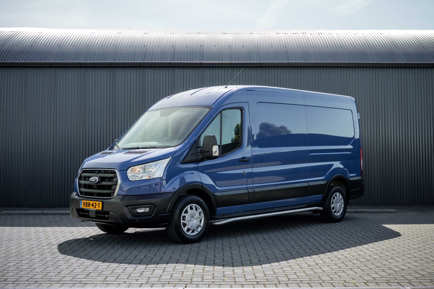 Ford Transit - 2.0 EcoBlue L3H2 | 130 PK | 3-Zits | Carplay | Cruise | PDC | Airco | Trekhaak - AutoWereld.nl