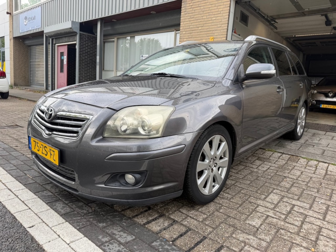 Toyota Avensis - 2.4 VVTi Luna Business LEER NAVI CLIMA PDC TREKHAAK NAP APK 4-2027 - AutoWereld.nl
