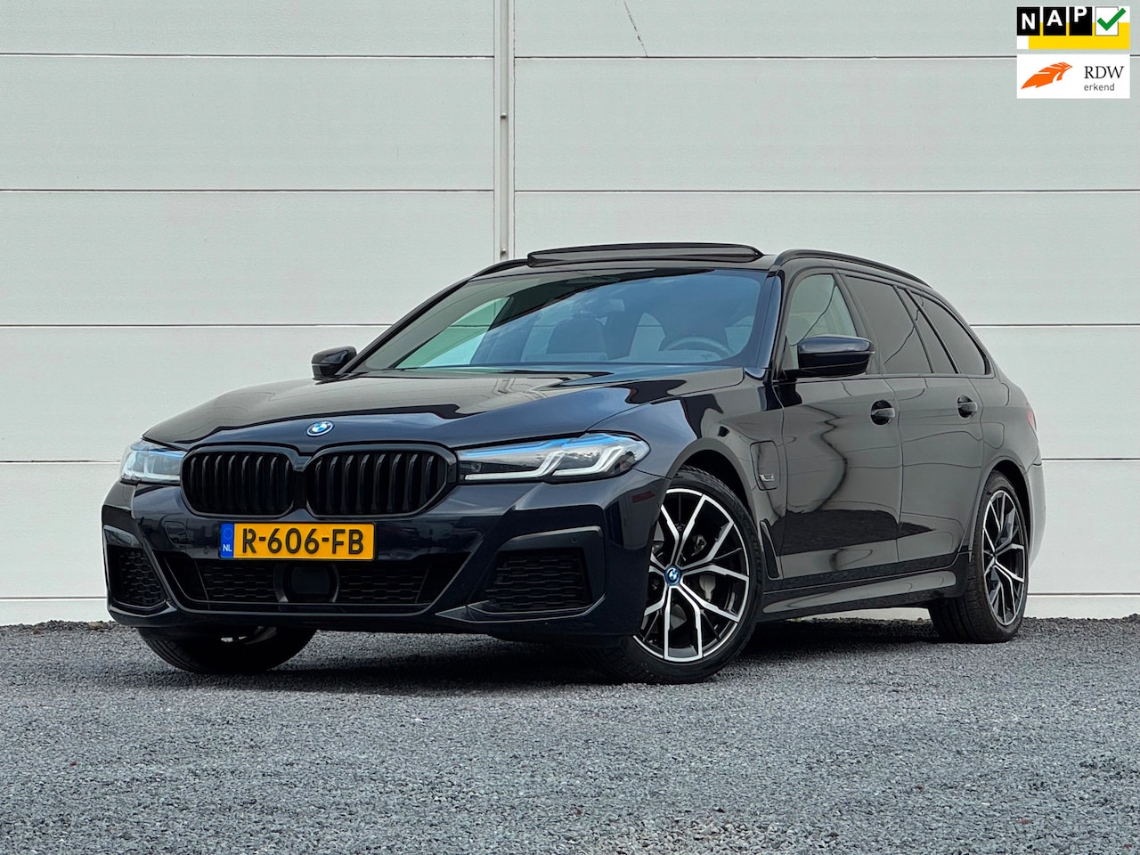 BMW 5-serie Touring - 530e M-Sport Org NL Pano Keyless Stoelventilatie+ Verwarming Camera Shadow line Memory sea - AutoWereld.nl