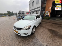 Kia Cee'd Sporty Wagon - 1.4 CVVT Navigator Plus Pack rechter achter scherm kleine schade gewoon rijbaar