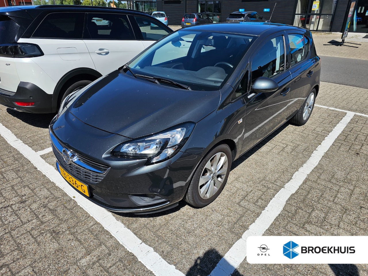 Opel Corsa - 1.4 Favourite / Navigatie / Parkeersensoren / Airco / Carplay / 16'' LMV - AutoWereld.nl