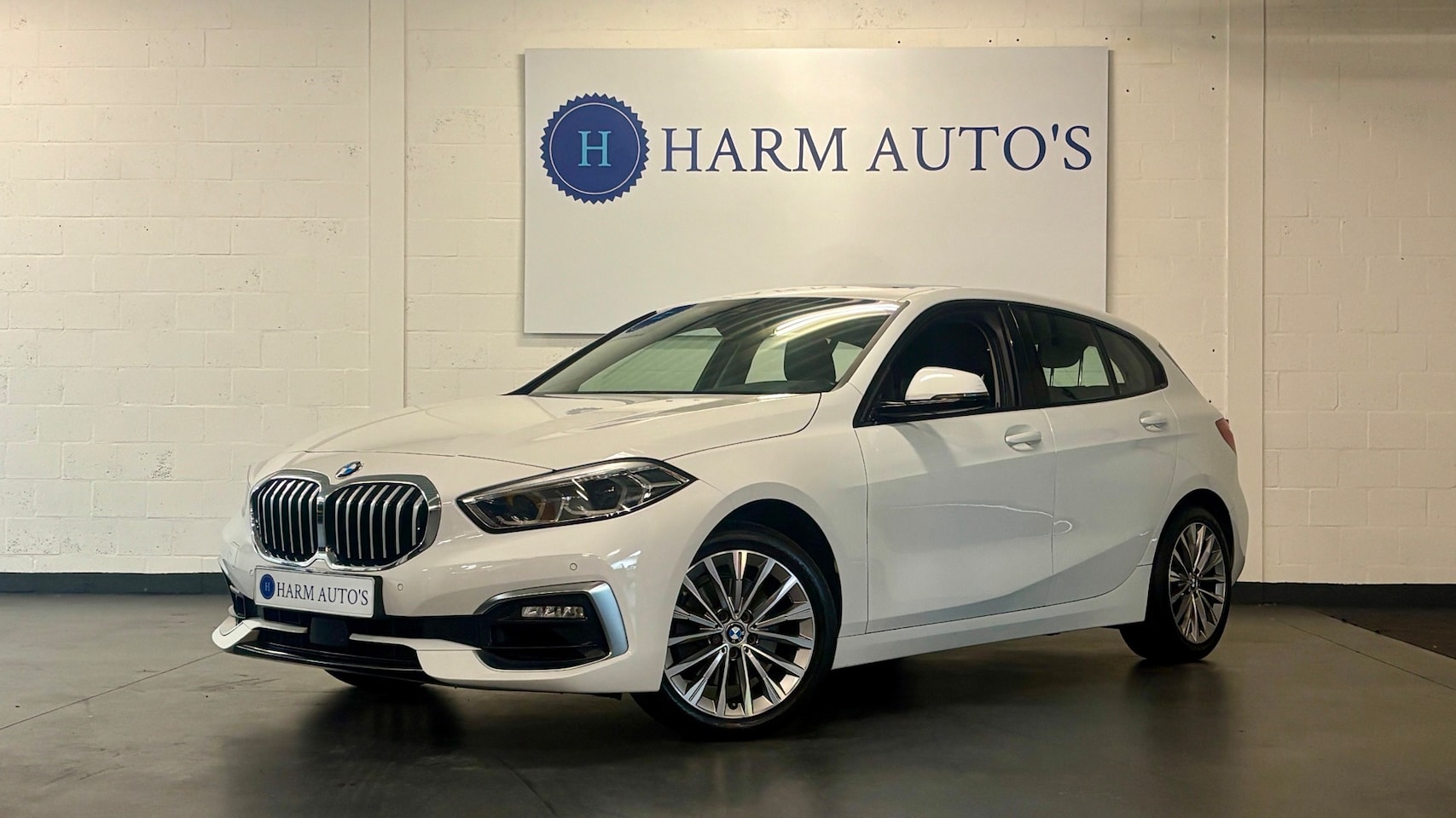 BMW 1-serie - 118i Luxury Line 140pk Automaat / Pano / Navi / LED / Volleer / PDC - AutoWereld.nl