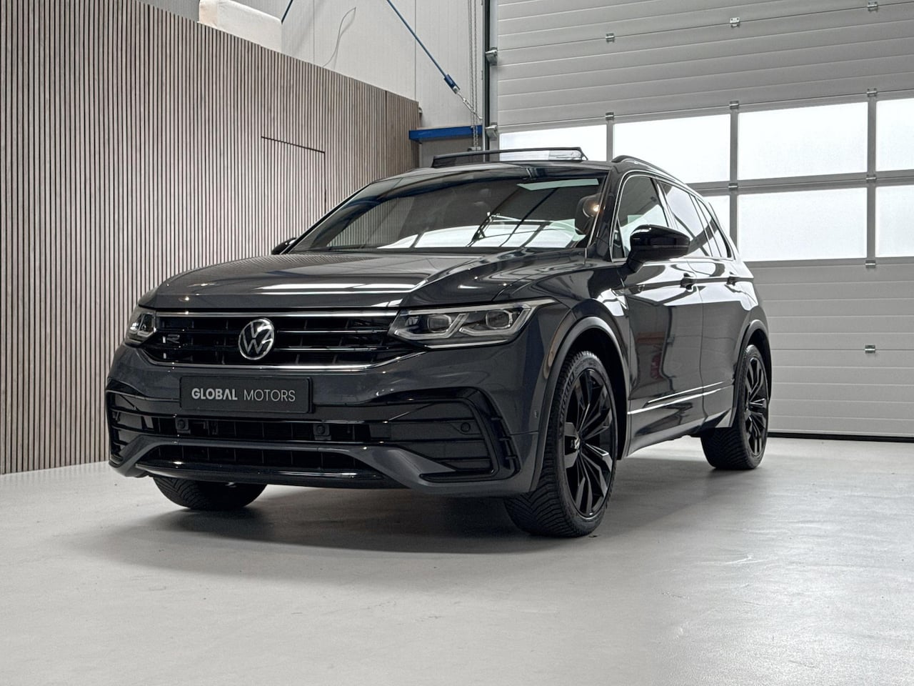 Volkswagen Tiguan - 1.5 TSI R-Line 150 PK - STANDKACHEL - PANORAMADAK - AUTOMAAT - LED - PARKEERCAMERA - VIRTU - AutoWereld.nl