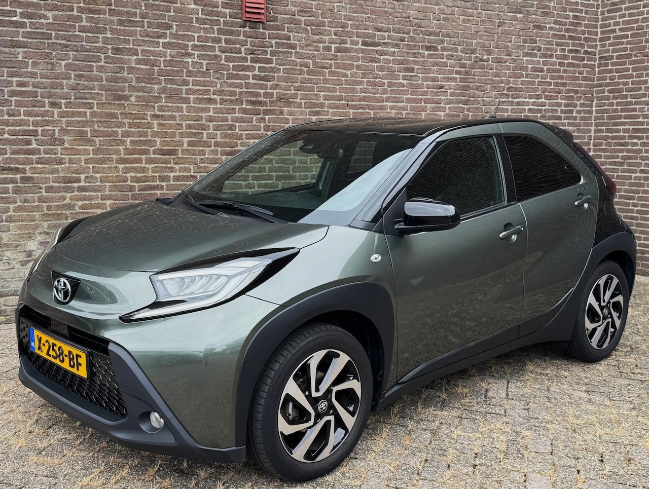 Toyota Aygo X - 1.0 VVT-i S-CVT Puls Automaat Bi-tone Camera Carplay Adaptive-Cruise Org.NL NAP - AutoWereld.nl