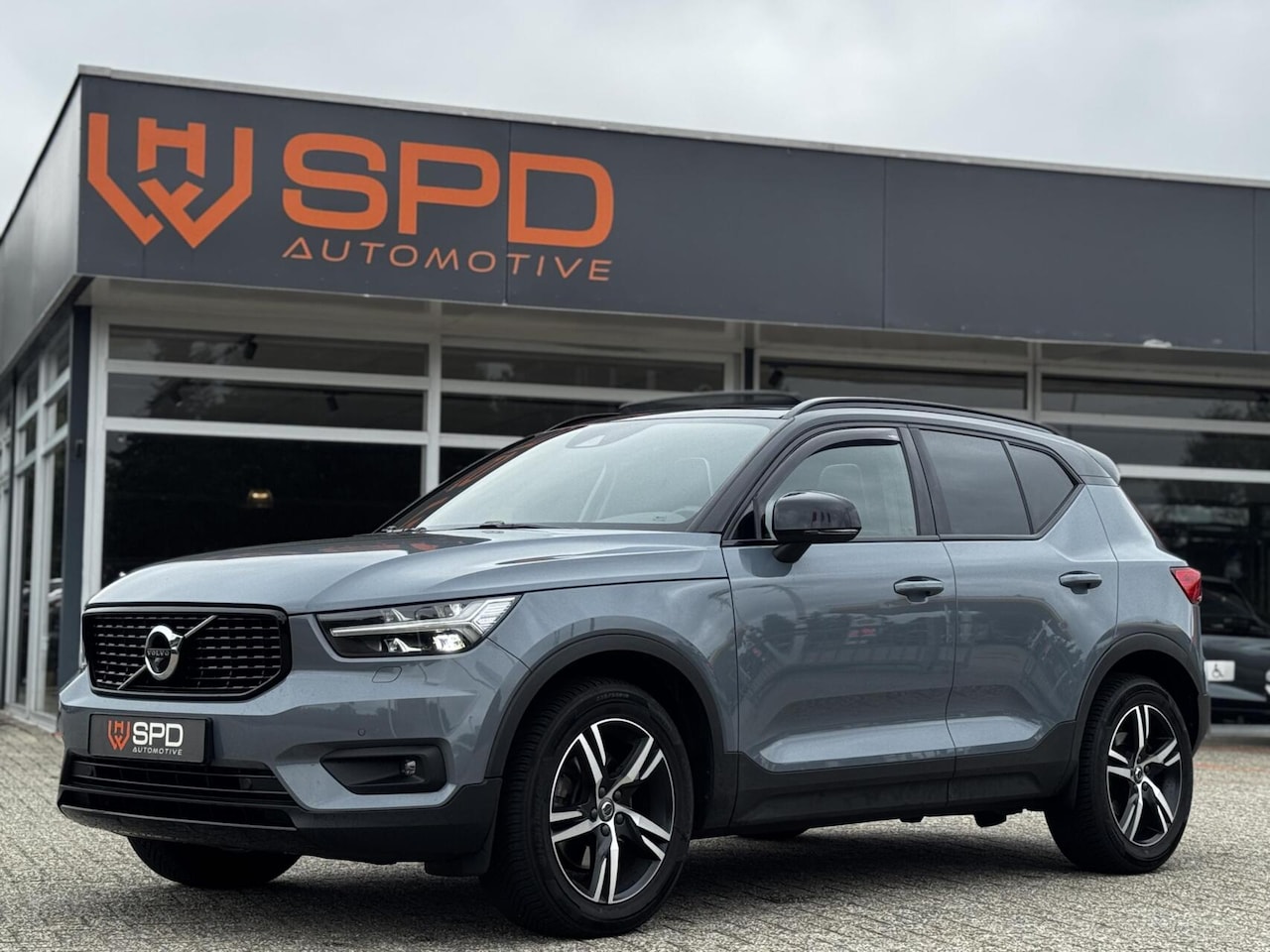 Volvo XC40 - 2.0 B4 R-Design|Pano|H&K|LED|360cam|ACC|TREK|Memo - AutoWereld.nl