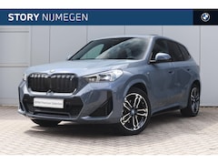 BMW iX1 - xDrive30 M Sport / Trekhaak / Panoramadak / Sportstoelen / Comfort Access / Harman-Kardon