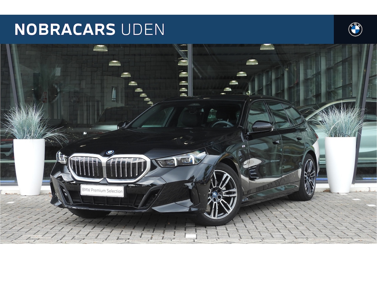 BMW 5-serie Touring - 530e M Sport Automaat / Panoramadak / Comfortstoelen / Comfort Access / Achteruitrijcamera - AutoWereld.nl