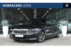 BMW 5-serie Touring - 530e M Sport Automaat / Panoramadak / Comfortstoelen / Comfort Access / Achteruitrijcamera