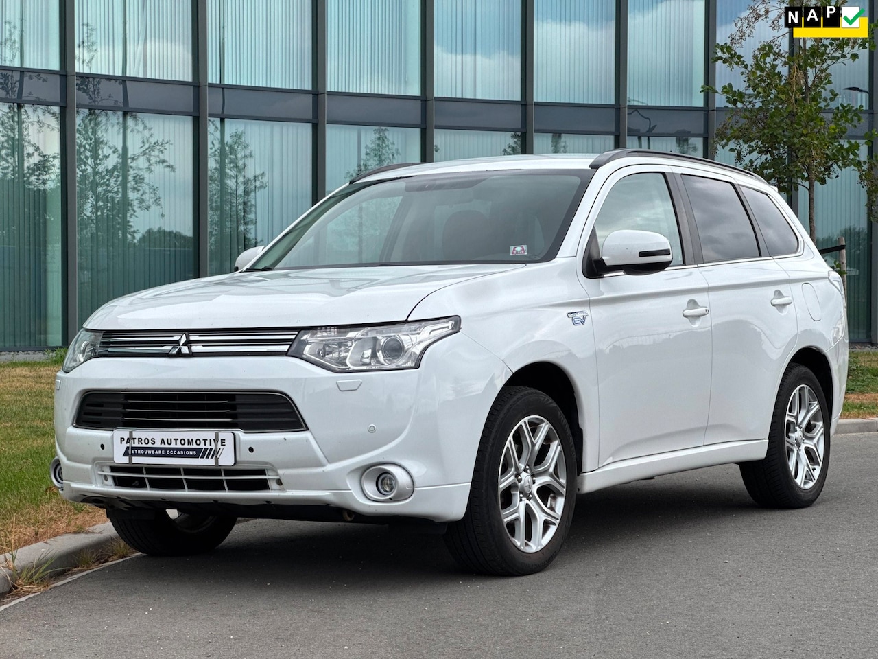 Mitsubishi Outlander - 2.0 PHEV Executive Edition // NL Auto // Trekhaak // Navi // Camera // Leder // Keyless // - AutoWereld.nl