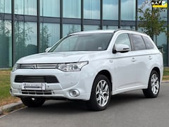 Mitsubishi Outlander - 2.0 PHEV Executive Edition // NL Auto // Trekhaak // Navi // Camera // Leder // Keyless //