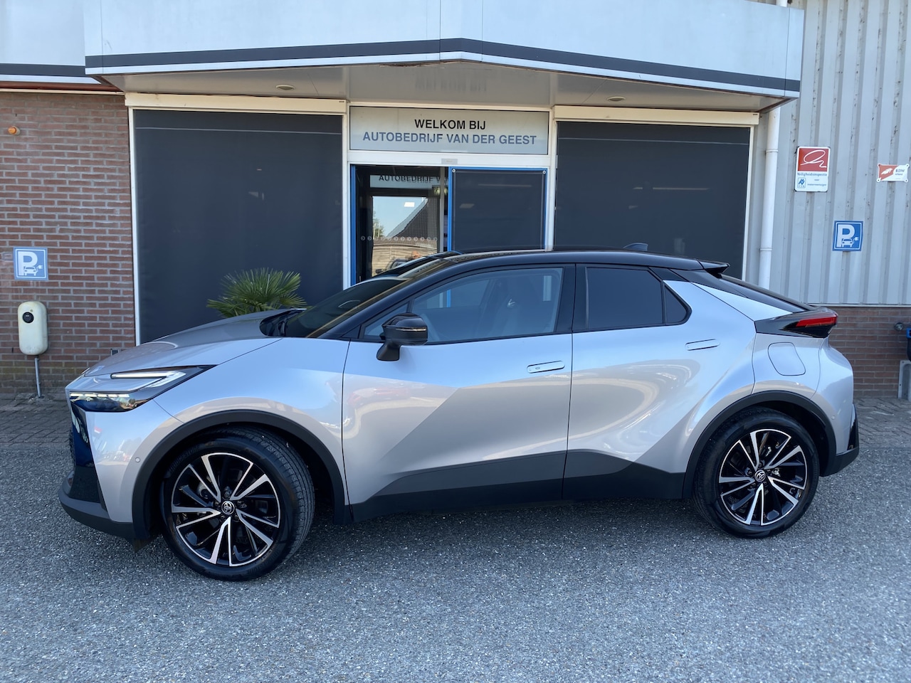 Toyota C-HR - 2.0 Plug-in Hybrid 220 Executive - AutoWereld.nl