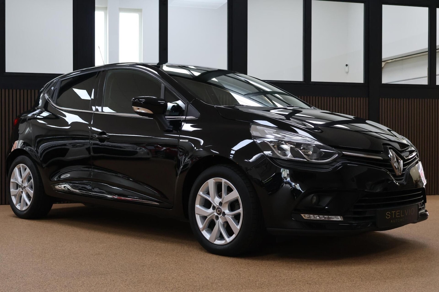 Renault Clio - 0.9 TCe Limited Compact, compleet en verrassend luxe! - AutoWereld.nl