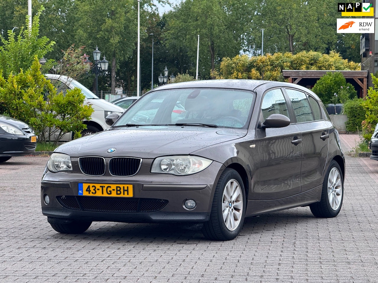 BMW 1-serie - 118i High Executive | Automaat | Leder stoelen | Parkeersensoren | Airco | Bluethooth | - AutoWereld.nl