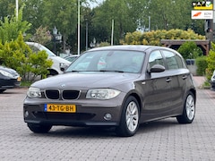 BMW 1-serie - 118i High Executive | Automaat | Leder stoelen | Parkeersensoren | Airco | Bluethooth |