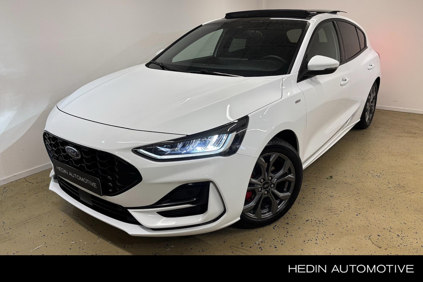 Ford Focus - 1.0 EcoBoost Hybrid ST Line X Panoramadak | Adaptive Cruise | BLIS | Trekhaak | Winter Pac - AutoWereld.nl