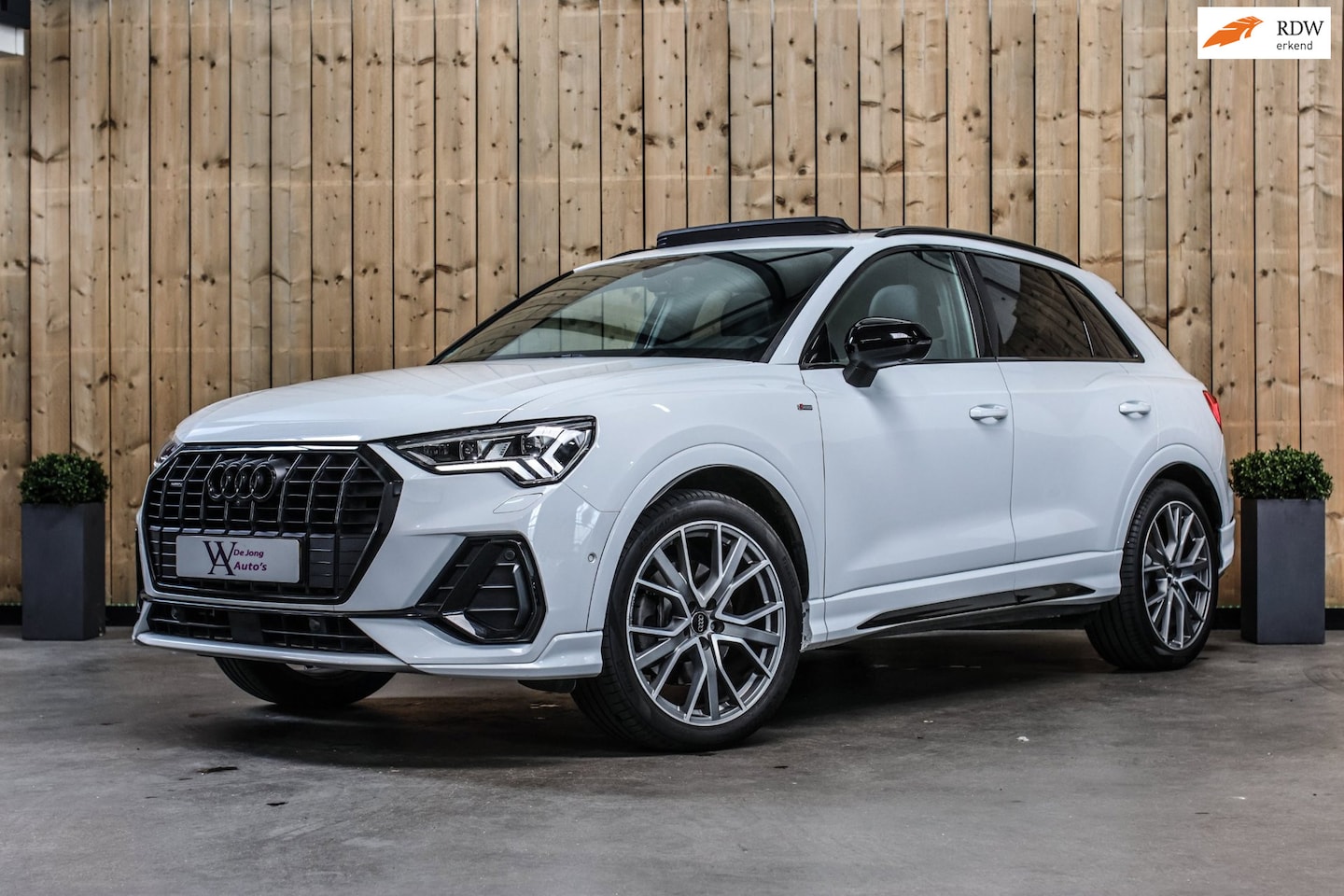 Audi Q3 - 40 TFSI Quattro S-Line *Pano*360 Camera*Keyless*Trekhaak* - AutoWereld.nl