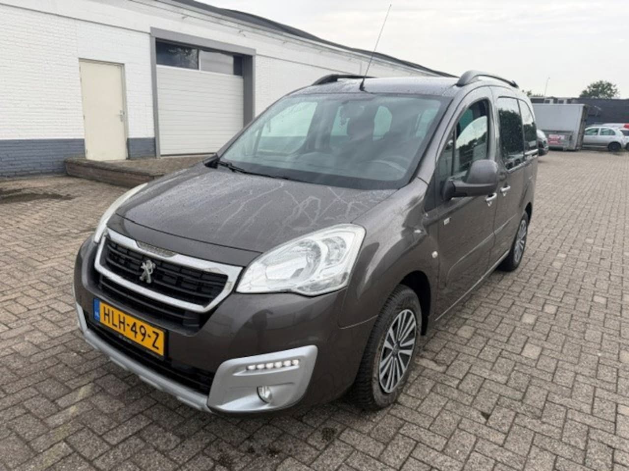 Peugeot Partner Tepee - 1.2 PureTech Active APK 16-4-2027 Cruise control, Trekhaak - AutoWereld.nl