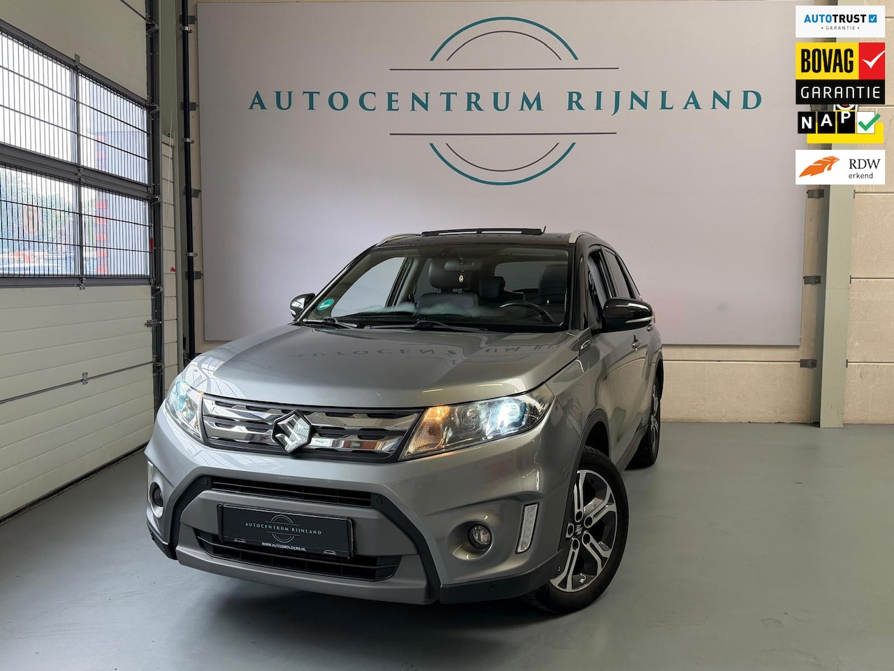Suzuki Vitara - 1.6 High Executive Panoramadak, camera, Trekhaaak, Stoelverwarming - AutoWereld.nl