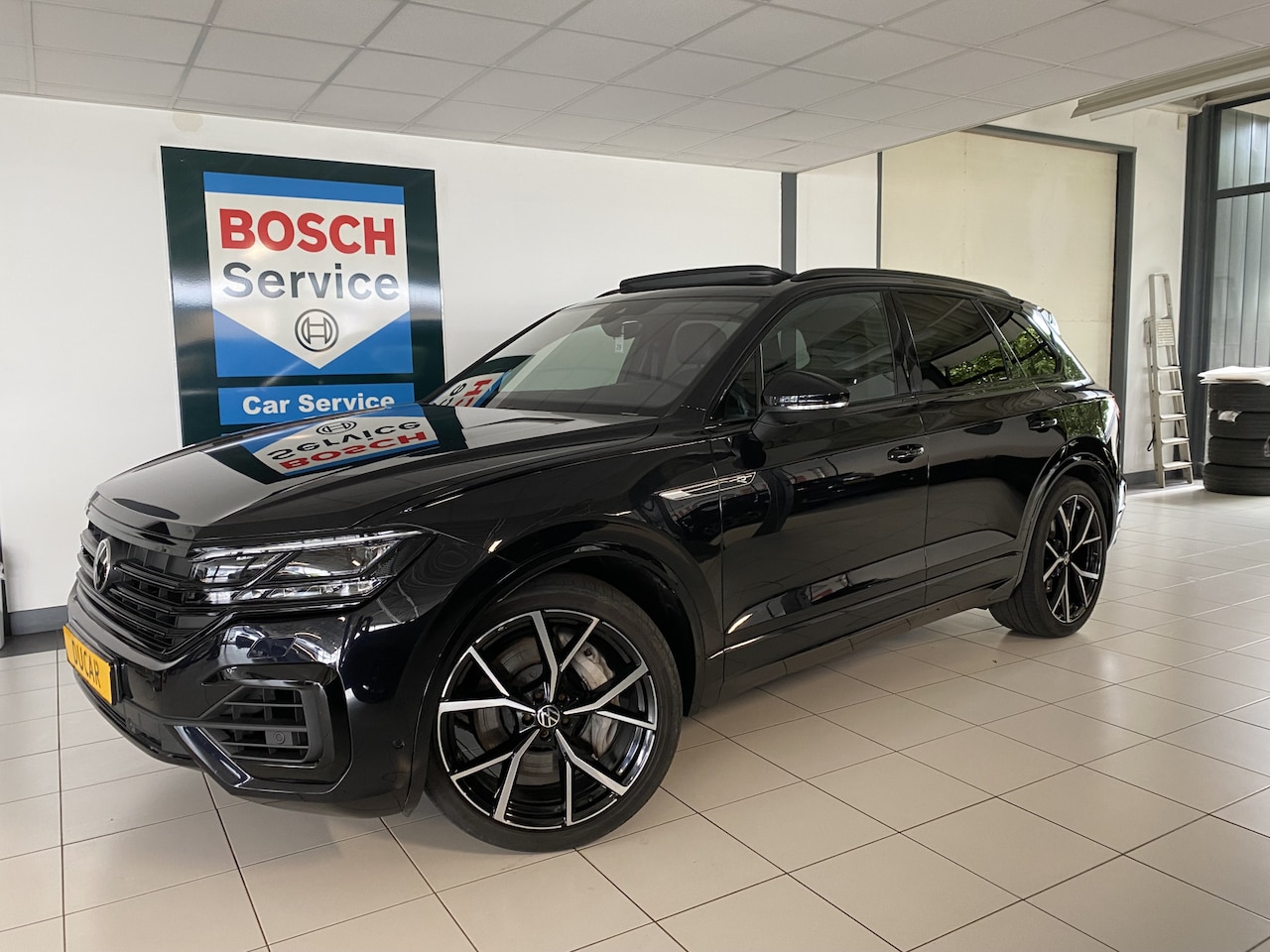 Volkswagen Touareg - 3.0 TSi 4MOTION R 462 PK / Panoramadak / Trekhaak/ luchtvering - AutoWereld.nl