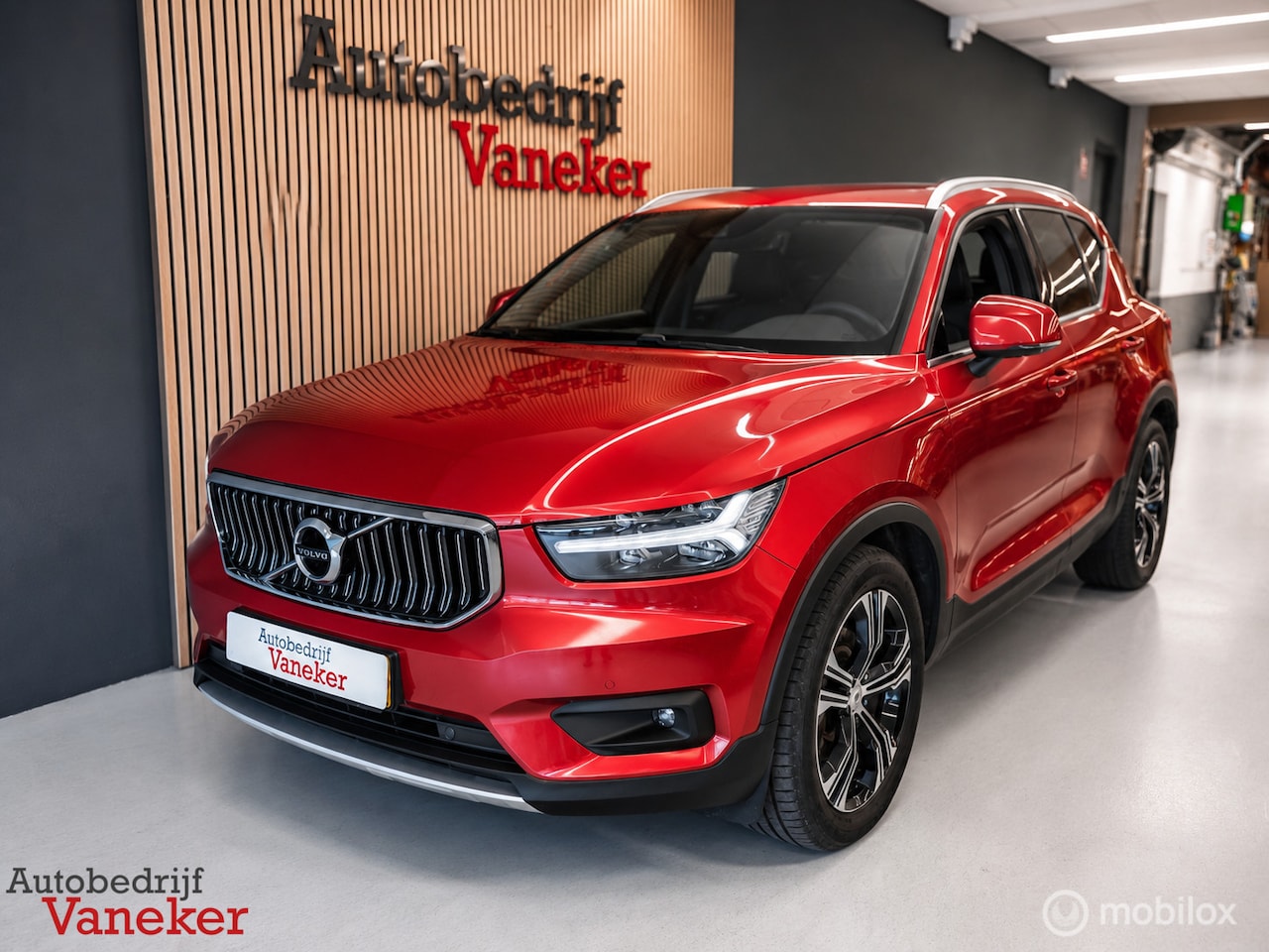 Volvo XC40 - 1.5 T4 Recharge Inscription Expression Fusion Red Metallic - AutoWereld.nl