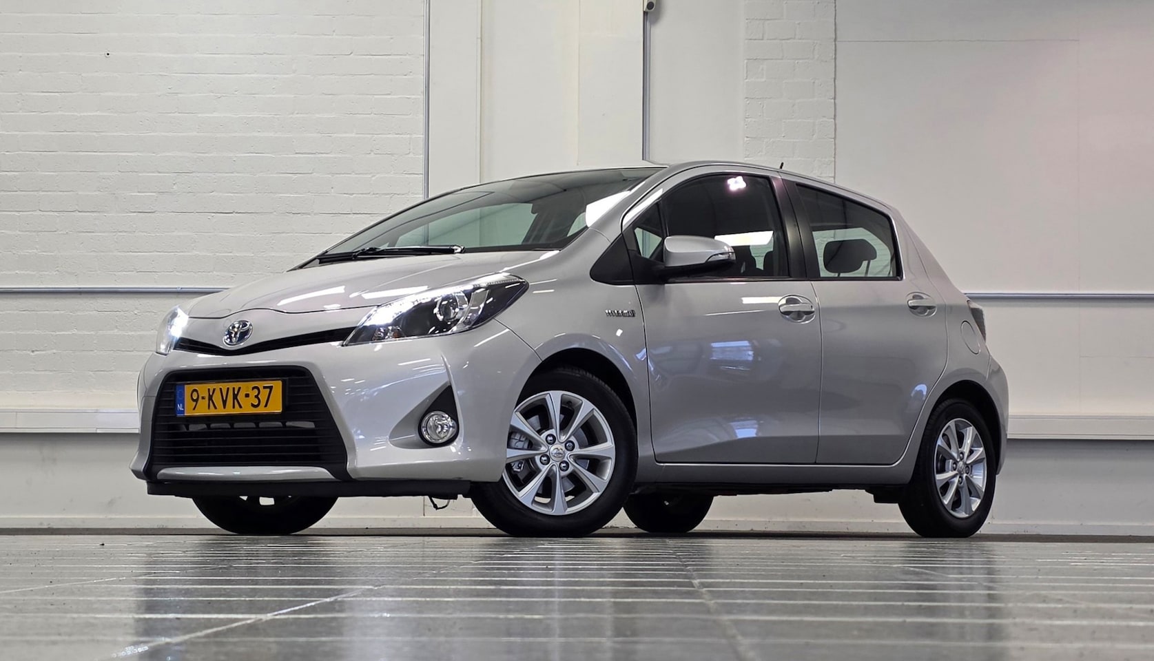 Toyota Yaris - 1.5 Full Hybrid Aspiration 2e Eigenaar Camera LED Garantie - AutoWereld.nl