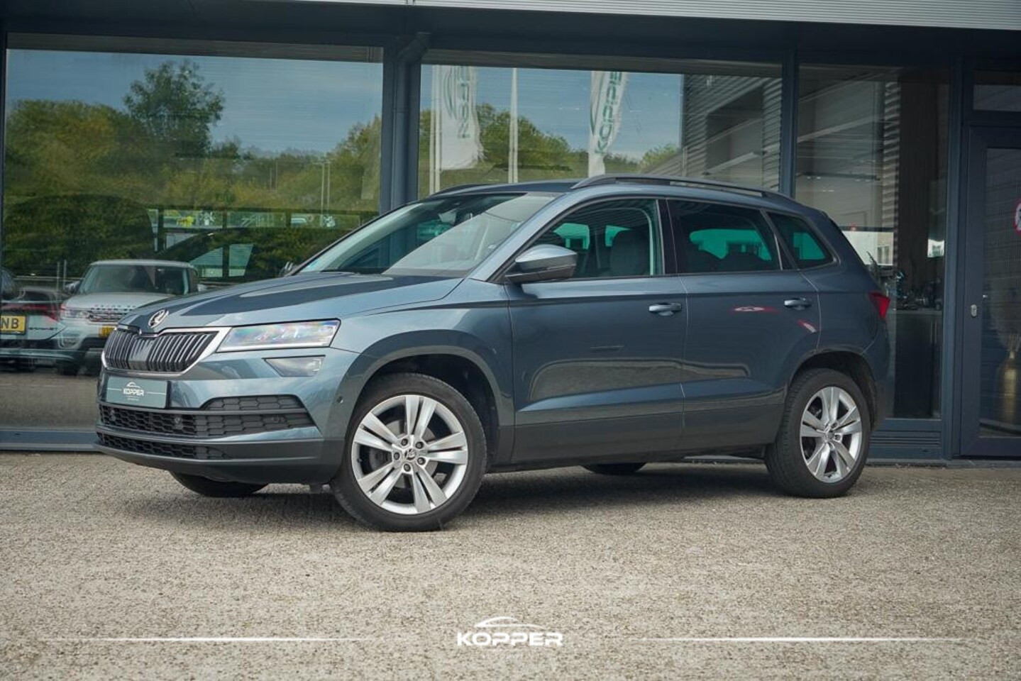 Skoda Karoq - 1.5 TSI ACT Style Business / Pano / Trekhaak / Memory / Stoelverw / Adaptive Cruise - AutoWereld.nl