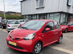 Toyota Aygo - 1.0-12V + 5 Deurs, Airco. Keurig nette dealer onderhouden Aygo. Prijs is inclusief nieuwe
