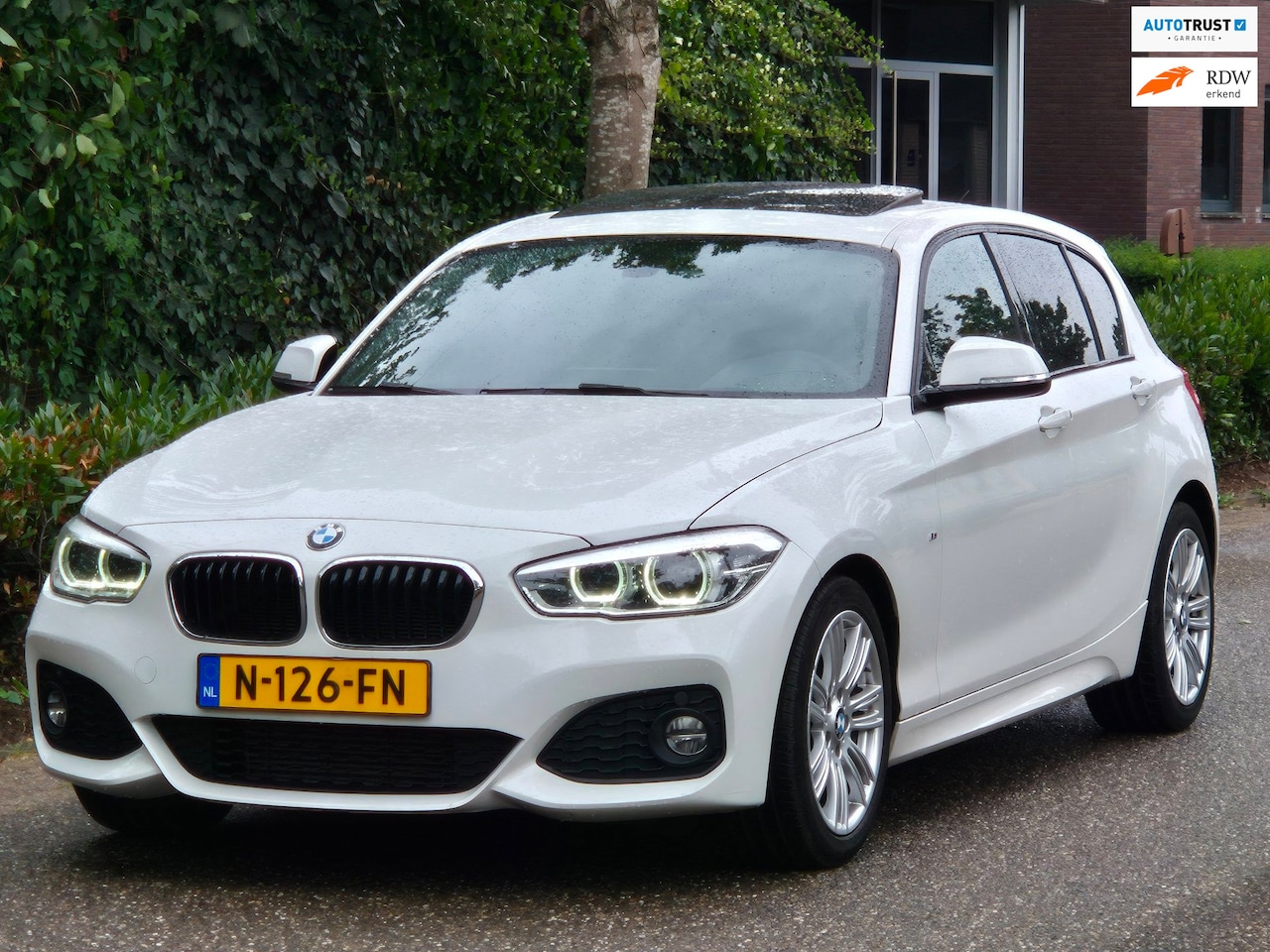 BMW 1-serie - M Sport Apple CarPlay Alcantara Schuifdak LED 118i M Sport - AutoWereld.nl