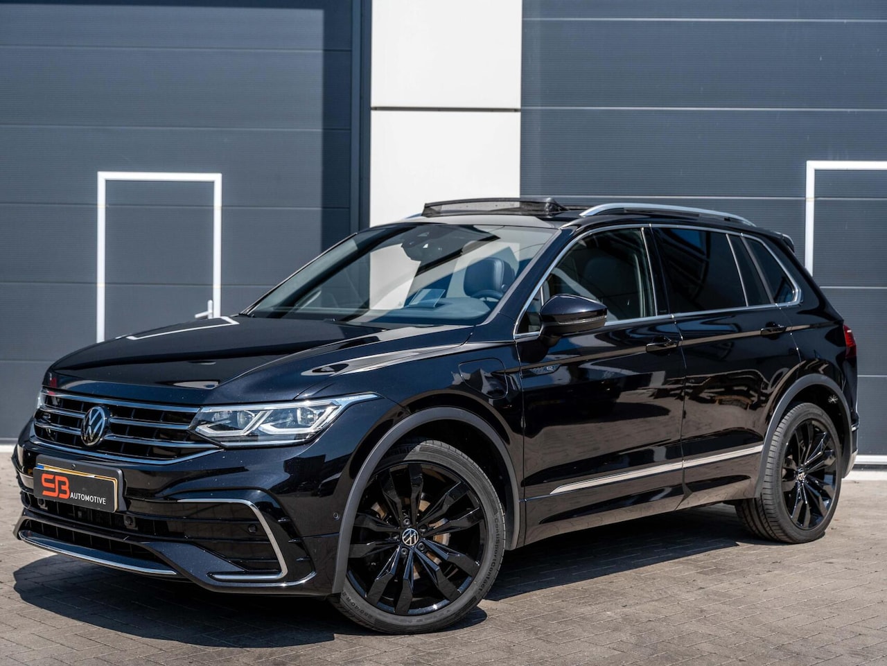 Volkswagen Tiguan - 1.4 TSI eHybrid R-Line Business+ Pano|VOL! - AutoWereld.nl