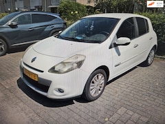 Renault Clio - 1.2 Collection 5 deuren airco elektrische ramen sport wielen apk maart 2027 bouwjaar 2011