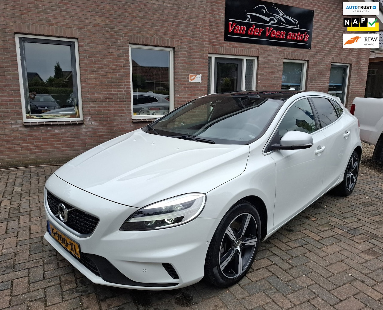 Volvo V40 - 1.5 T3 Polar+ Sport R-Design. Dealer onderhouden! O.a. pano, stoelverw, camera, trekhaak, - AutoWereld.nl