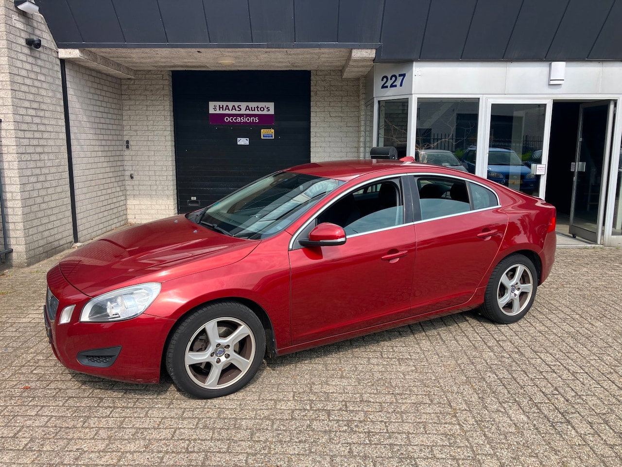 Volvo S60 - 2.0 D3 Kinetic / 5 CILINDER / APK MEI 2027 / DISTRIBUTIE VERVANGEN / TREKHAAK / EURO-5 - AutoWereld.nl
