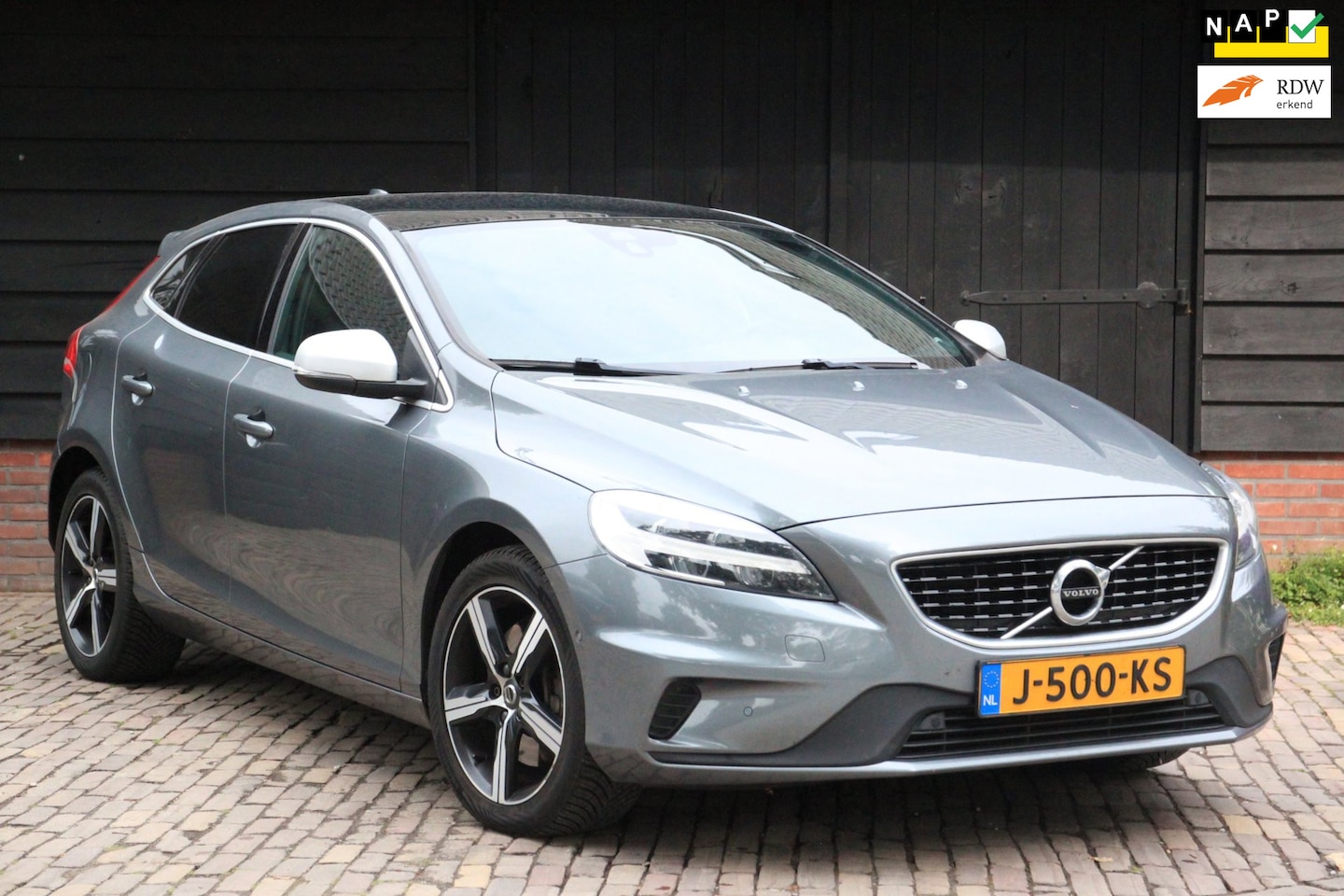 Volvo V40 - 1.5 T3 Sport R Design/Panorama/Camera/Parkeersensor v,a/Trekhaak - AutoWereld.nl