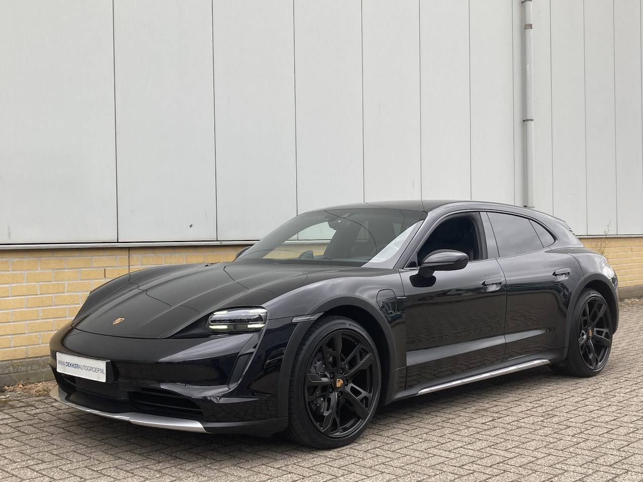 Porsche Taycan Cross Turismo - 4 93 kWh sport chrono - panoramadak -stoelenpakket -stoelverwarming -luchtvering - AutoWereld.nl