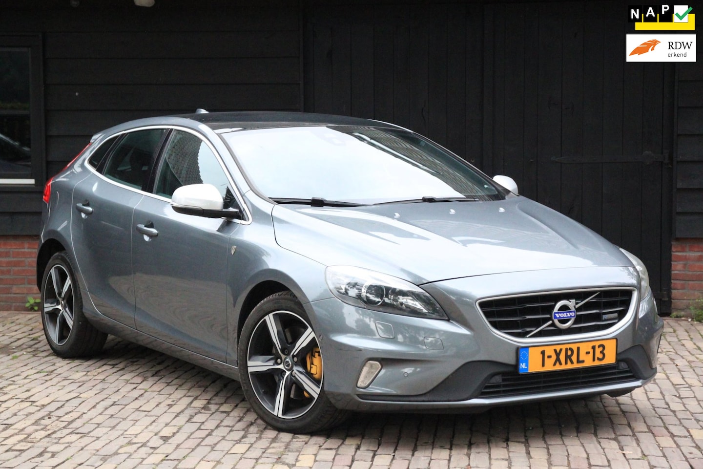 Volvo V40 - 2.0 D4 R-Design Business Panorama/Xenon/Camera/Leer/Parkeersensor v,a - AutoWereld.nl