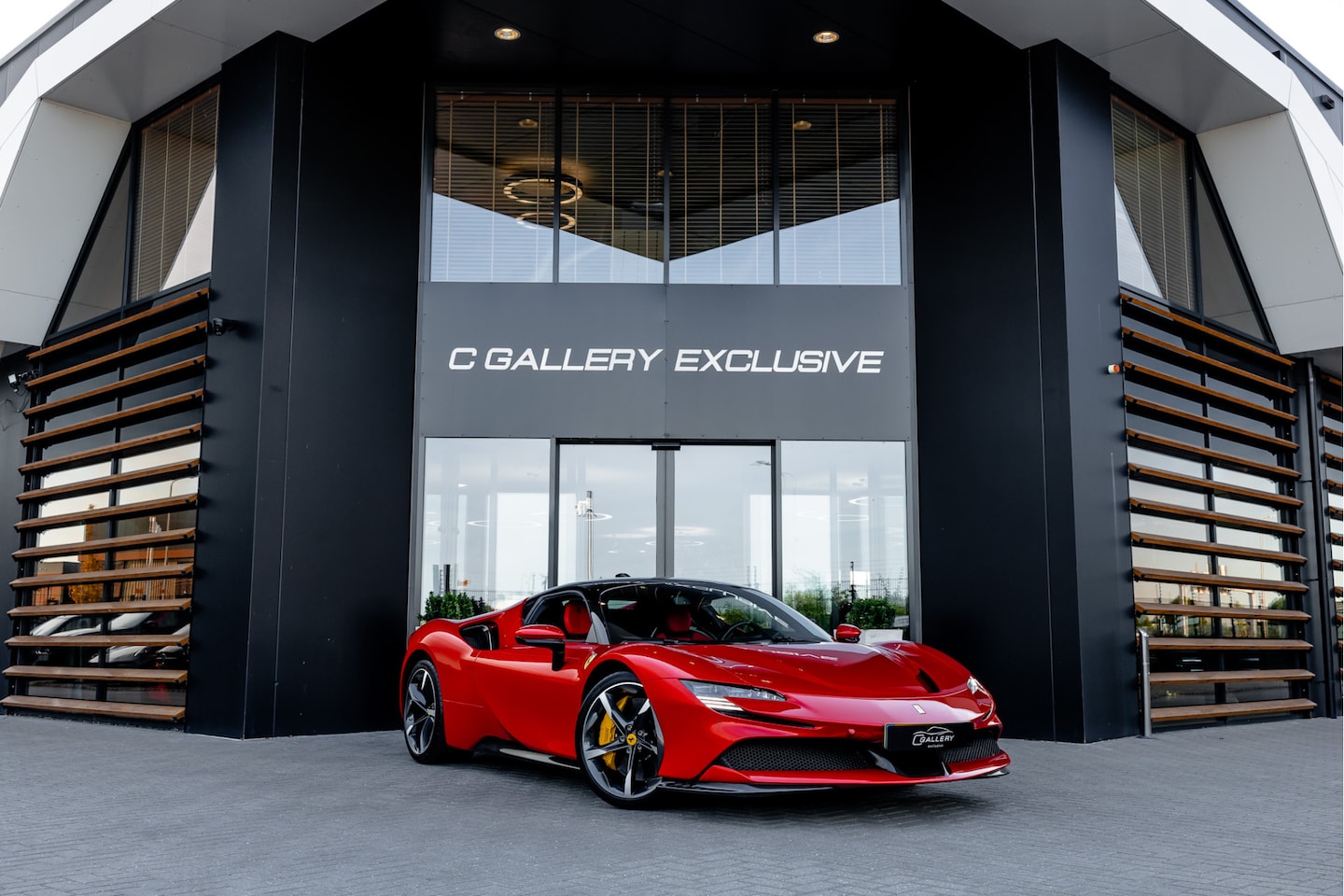 Ferrari SF90 Stradale - 4.0 V8 - Origineel NL | Rosso Formula 1 | Lift | Carbon - AutoWereld.nl