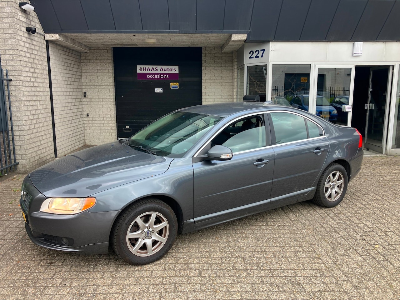 Volvo S80 - 2.5 T Momentum / NIEUW MODELJAAR / LEDER / NAVI / TREKHAAK / ALU VELGEN - AutoWereld.nl