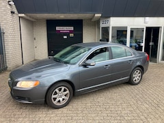 Volvo S80 - 2.5 T Momentum / NIEUW MODELJAAR / LEDER / NAVI / TREKHAAK / ALU VELGEN