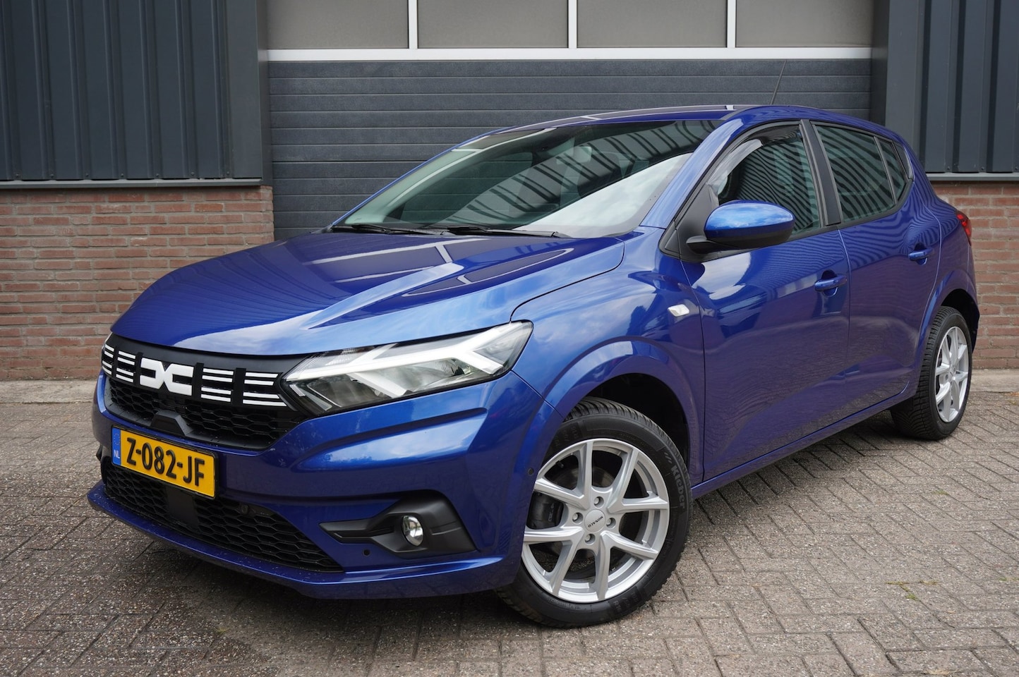 Dacia Sandero - 1.0 TCe 90PK Essential Navigatie / Carplay / Android auto / Trekhaak / Camera - AutoWereld.nl