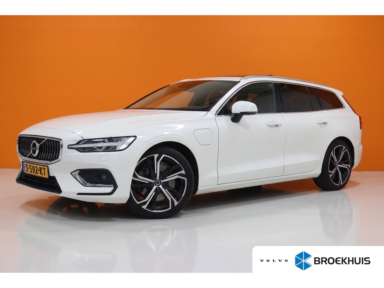 Volvo V60 - 2.0 T8 Twin Engine AWD Inscription | Pano | Leer | Trekhaak | - AutoWereld.nl