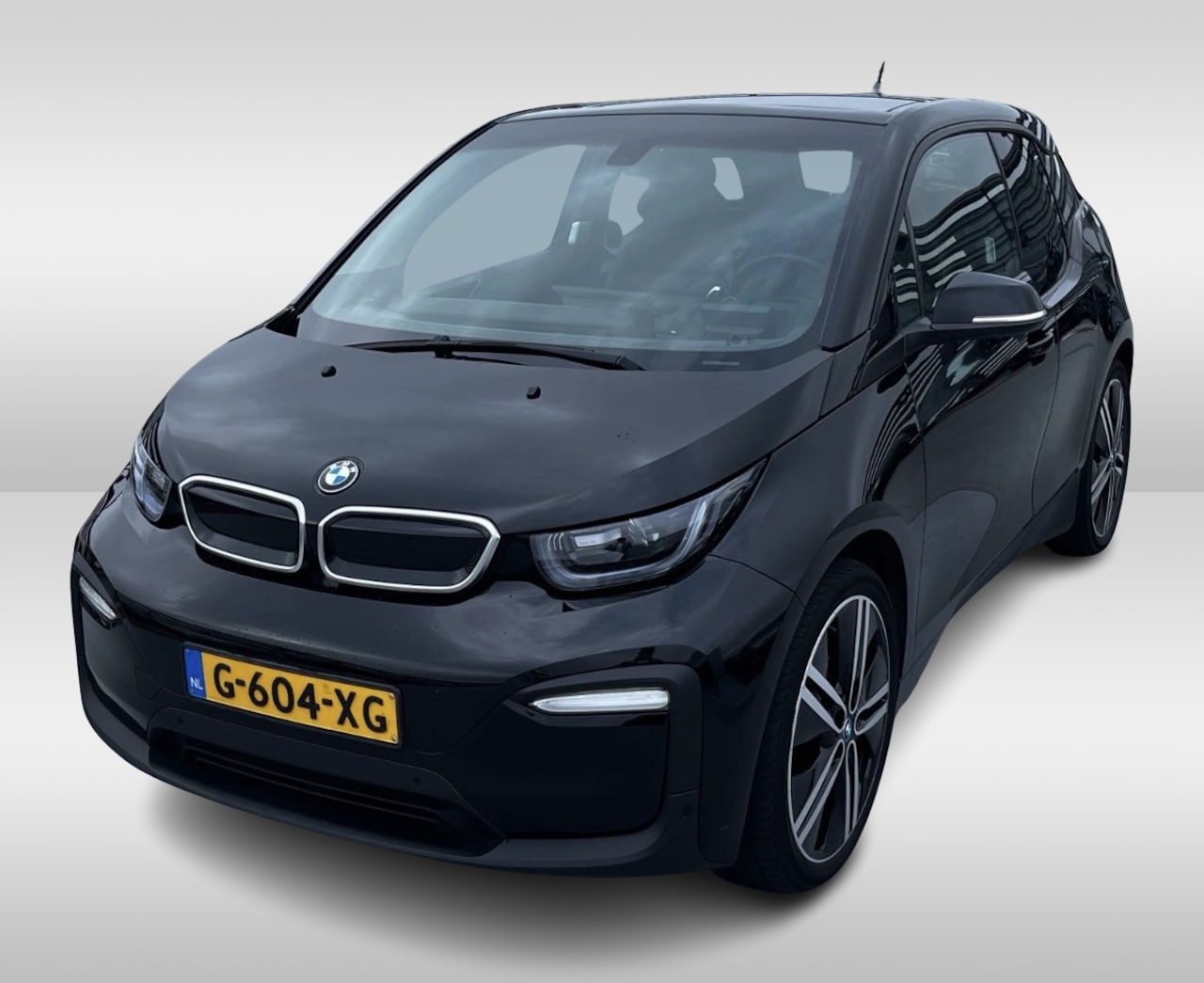 BMW i3 - Executive Edition 120Ah 42 kWh / Panoramadak / Camera / Leder / Navigatie / 20'' / Warmtep - AutoWereld.nl