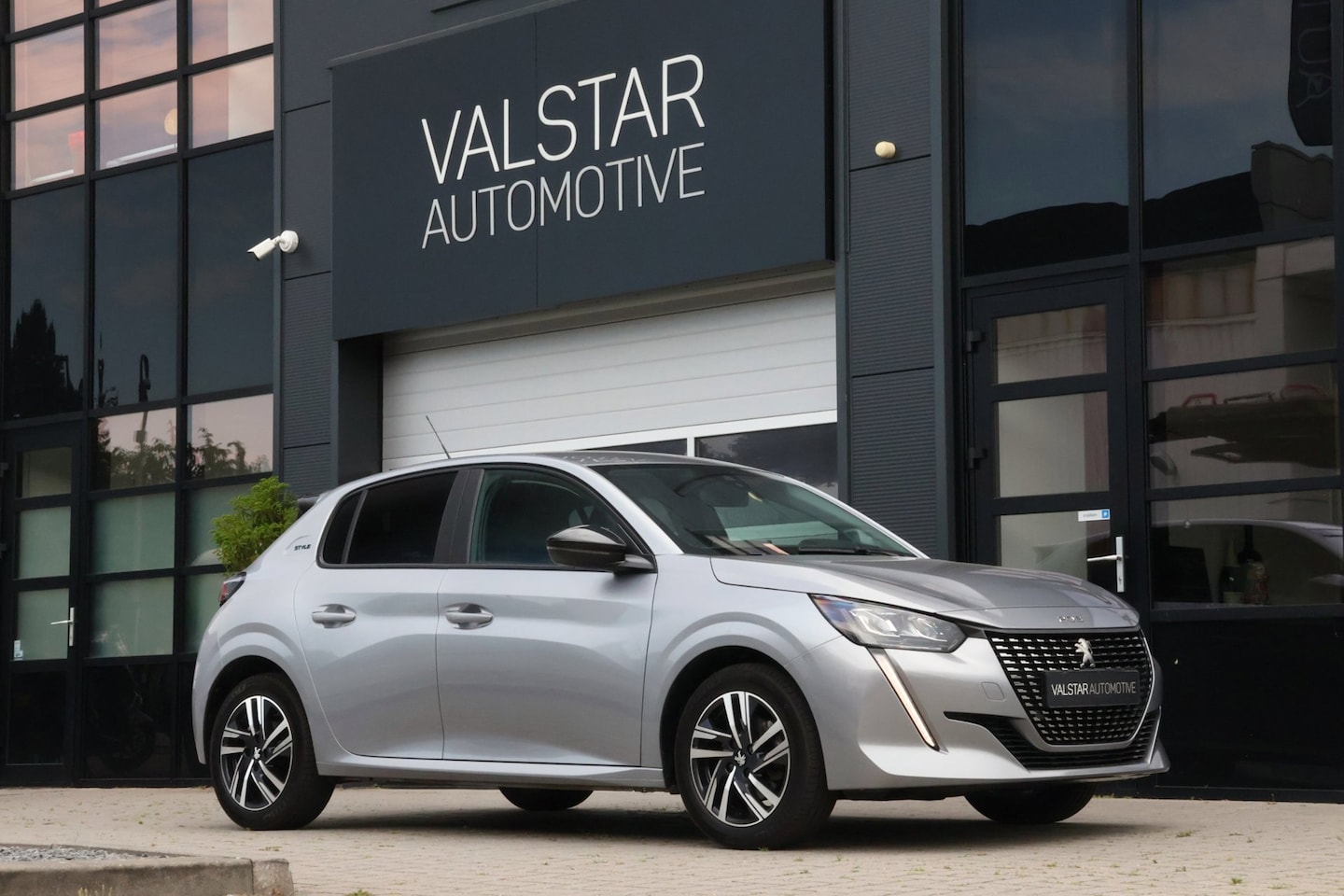 Peugeot 208 - 1.2 STYLE 100 PK | AUTOMAAT | CAMERA | LED - AutoWereld.nl