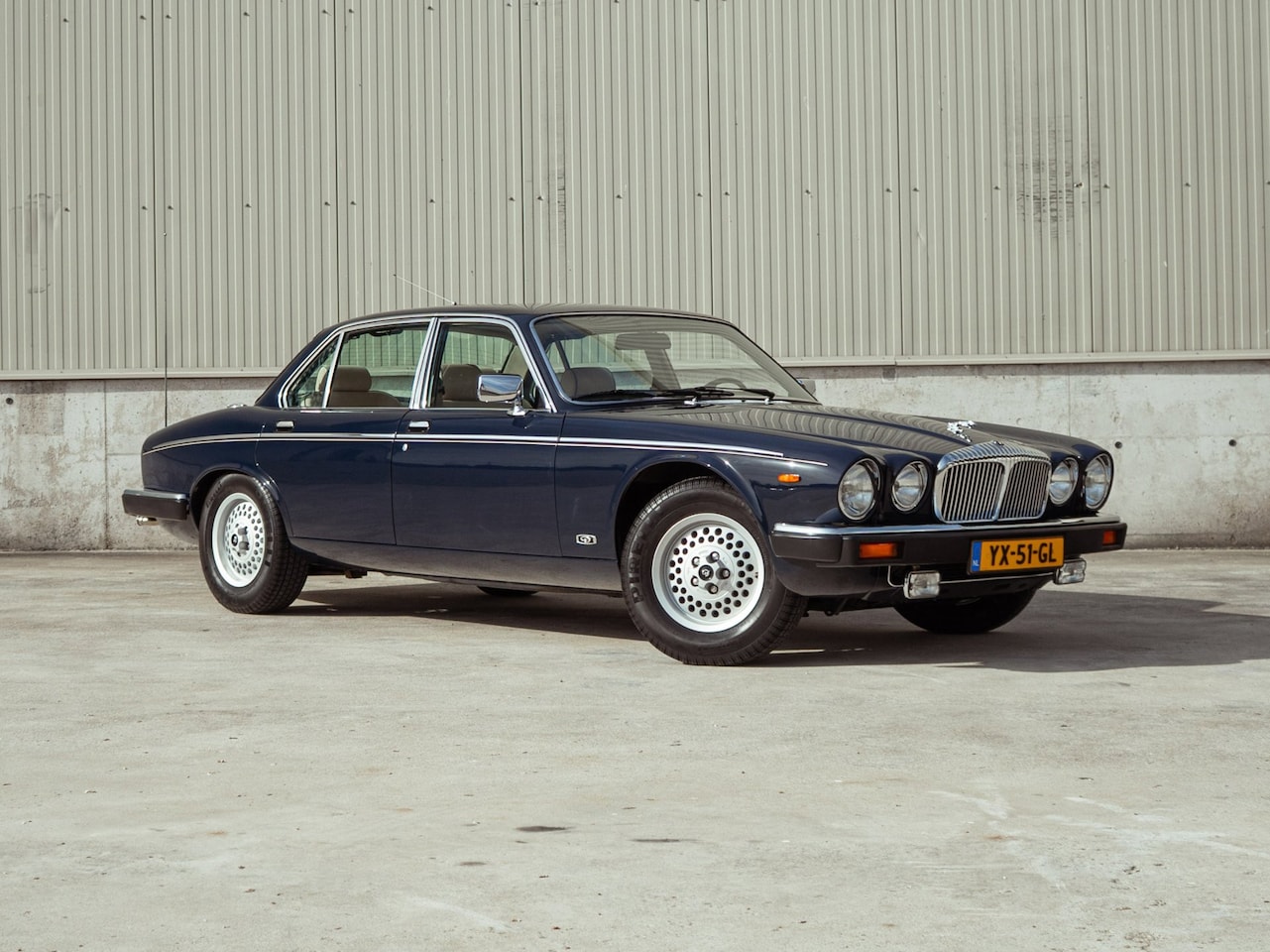 Daimler Double Six - 6.0 V12 318PK (1990) | 126.752 km | NL-auto | Één van de Laatste | Schuifdak | Crèmeleder - AutoWereld.nl