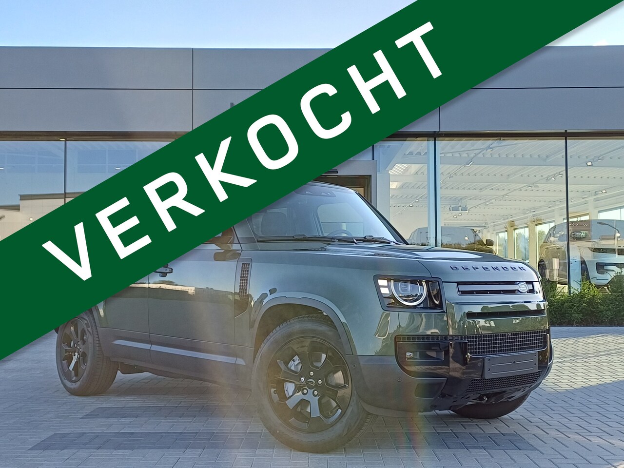 Land Rover Defender 110 - P300e 300pk AWD PHEV S Forest Edition | Cold Climate Pack | Koelbox | Panoramisch Schuifda - AutoWereld.nl