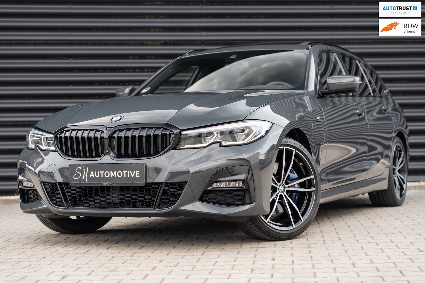 BMW 3-serie Touring - 330e High Executive M Sport / DRAVIT GRAU / PANO / 360 CAMERA / HUD / CARBON / TREKHAAK - AutoWereld.nl