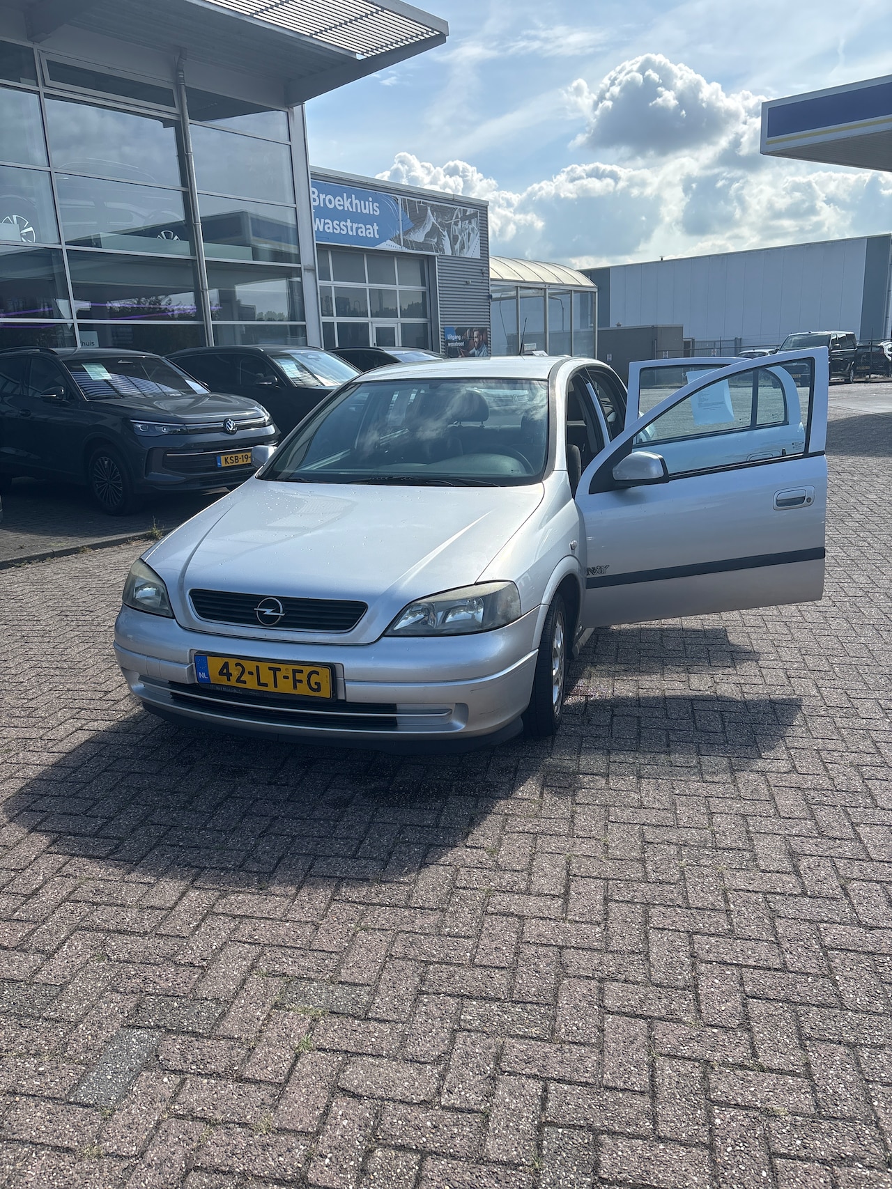 Opel Astra - 1.6 Njoy Rechter ruitenwisser is lam, bekende Opel tik in motor start altijd - AutoWereld.nl