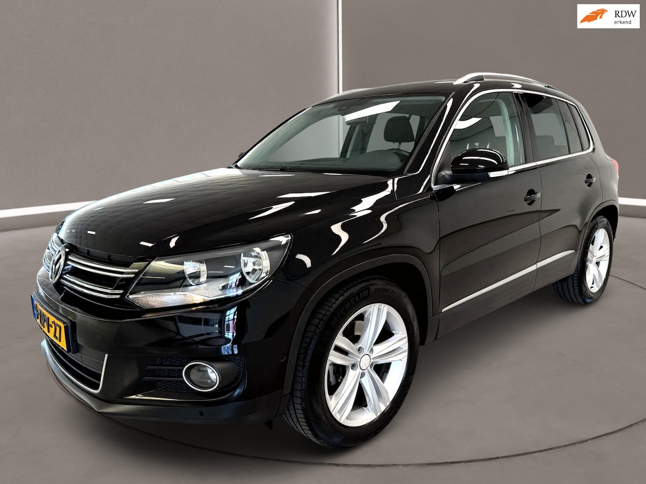Volkswagen Tiguan - 2.0 TDI R-Line Edition 110 Pk Airco Navi Nap EXPORT. - AutoWereld.nl